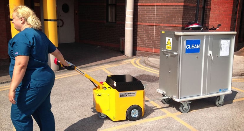 Le MasterTow TOW300 déplaçant une armoire à l'hôpital de Burton