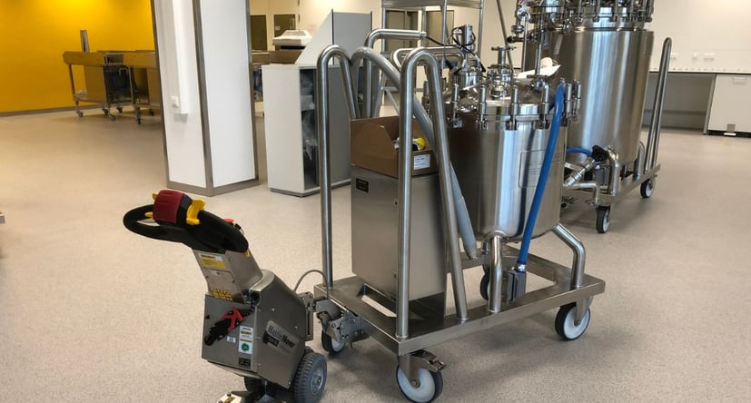 SmartMover SM100+ en acier inoxydable déplaçant un équipement de salle blanche