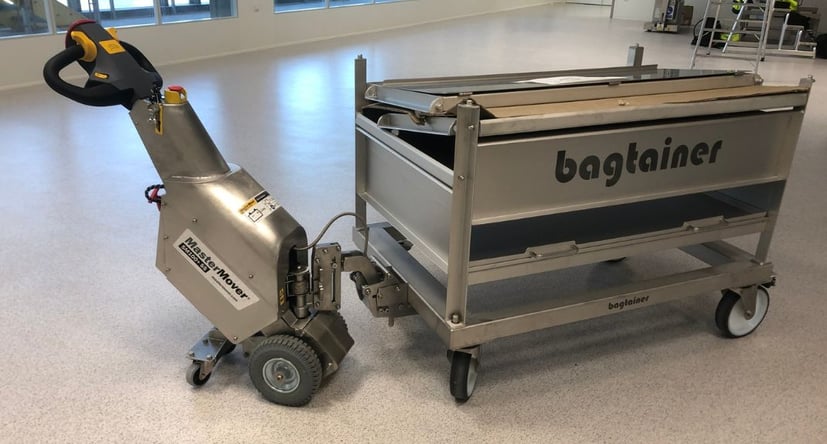 Edelstahl Elektroschlepper SmartMover SM100+ bewegt einen Behälter von bagtainer