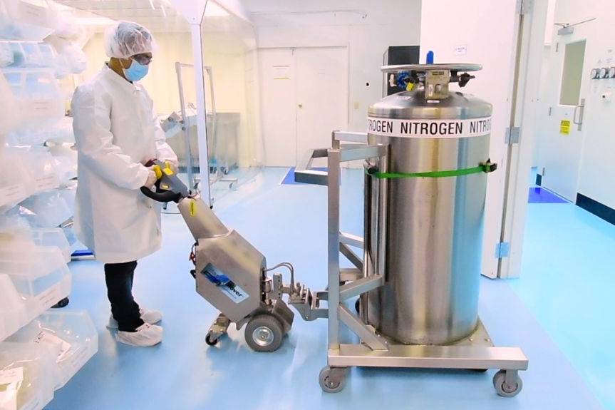 Mitarbeiter bewegt Stickstoff Tank mit einem Edelstahl SmartMover