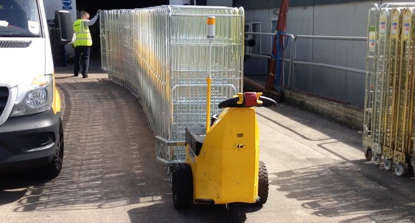 AllTerrain ATP400 bewegt ineinander geschobene Gitterboxen in einem Hinterhof