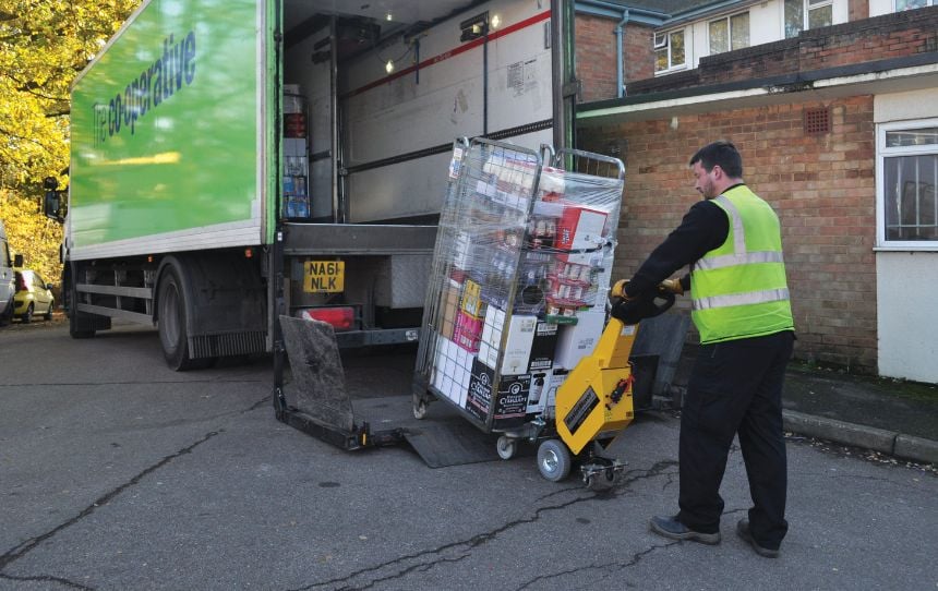 SmartMover SM100+ déplaçant des rolls en dehors d'un camion de livraison