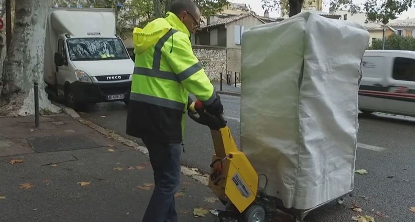 SmartMover SM100+ bewegt eine Gitterbox auf einer Straße