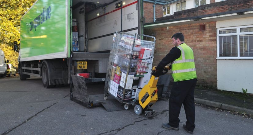 SmartMover SM100+ bewegt Gitterboxen von einer Ladebordwand für Co-op