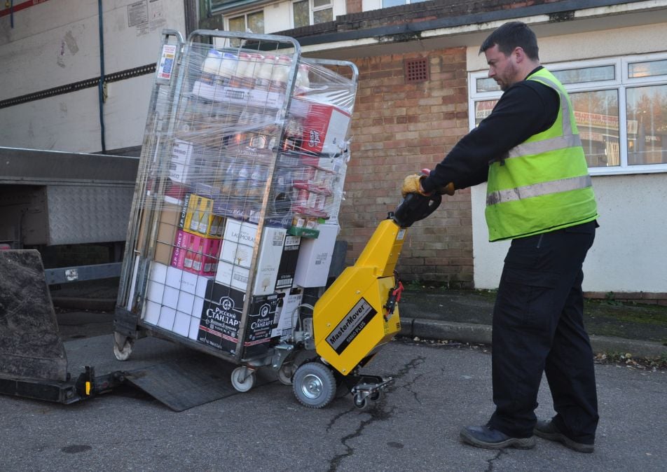 SmartMover SM100+ bewegt Gitterboxen von einer Ladebordwand