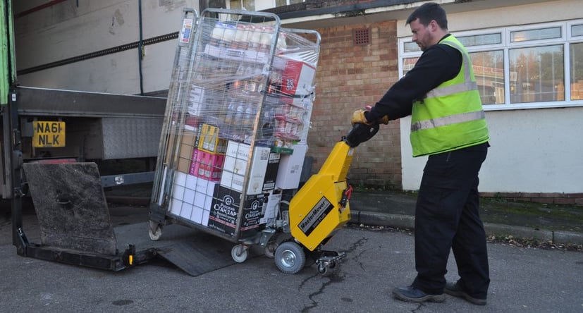 SmartMover bewegt eine Gitterbox von einer Ladebordwand