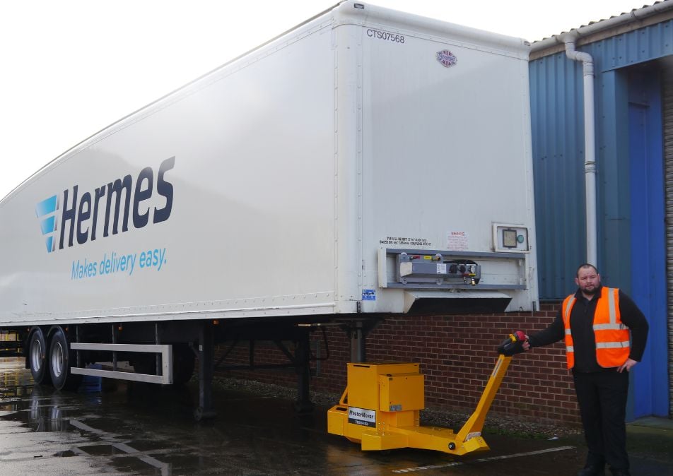 Trailer Moving System TMS2000+ moving a Hermes articulated lorry trailer