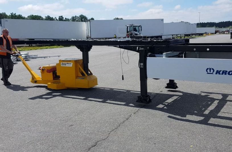 Electric trailer dolly moving krone trailer