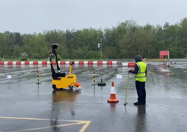 AGV300 TOW wird im Regen betrieben