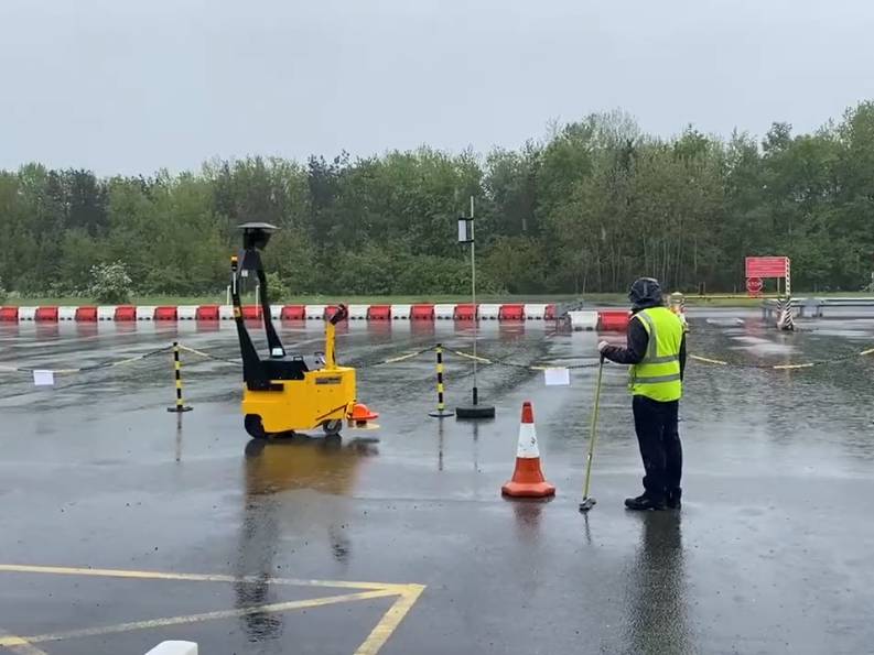 AGV300 TOW en extérieur sous la pluie