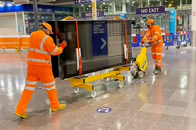 SmartMover Elektroschlepper bewegt eine Werbewand am Bahnhof Piccadilly