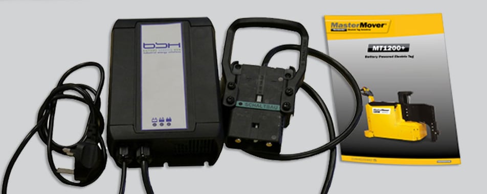 Elektroschlepper Akku-Ladegerät im Vergleich zu einem DIN A4 Blatt