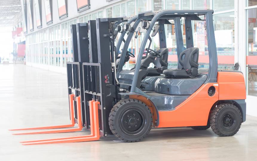 bir depoda 2 forklift araci